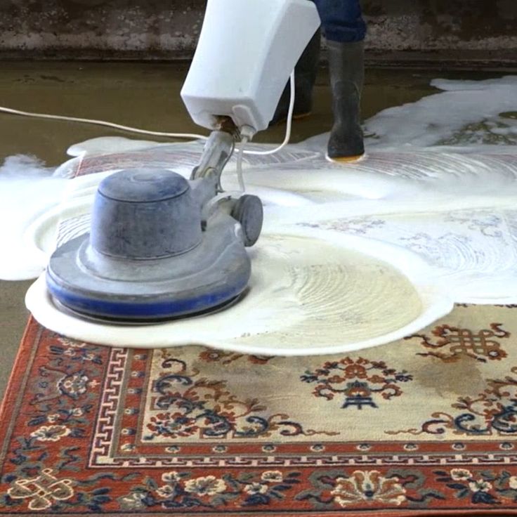  ما هي أفضل الطرق لتنظيف السجاد؟ هناك عدة طرق فعالة لتنظيف السجاد، منها استخدام المكنسة الكهربائية لإزالة الغبار والأوساخ السطحية. بعد ذلك، يمكنك استخدام محلول تنظيف مخصص للسجاد أو الماء والصابون لتنظيف البقع. من المهم أيضًا ترك السجاد ليجف جيدًا بعد التنظيف لتجنب تعفن الألياف.