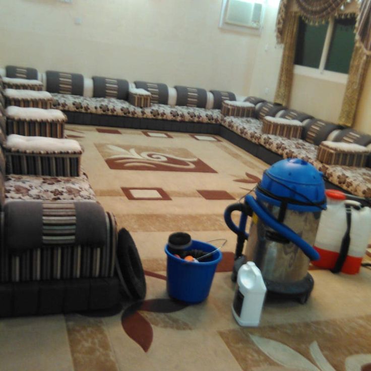  كيفية تنظيف السجاد والكنب؟ ما هي طريقة تنظيف السجاد والكنب؟ لتنظيف السجاد والكنب، يمكنك استخدام مكنسة كهربائية لإزالة الأتربة والشوائب. بعد ذلك، يمكن استخدام محلول تنظيف خاص بالسجاد أو خليط من الماء والصابون لتنظيف البقع. تأكد من استخدام قطعة قماش نظيفة لفرك المنطقة برفق، ثم اشطفها بالماء وأزل الصابون. ما هي الأدوات المطلوبة لتنظيف السجاد والكنب؟ ستحتاج إلى مكنسة كهربائية، محلول تنظيف مناسب، دلو مملوء بماء دافئ، وقطعة قماش نظيفة. كم مرة يجب أن أنظف السجاد والكنب؟ من الأفضل تنظيف السجاد والكنب بانتظام، ويُنصح القيام بذلك كل 6 أشهر حفاظًا على مظهرهما ونظافتهما.