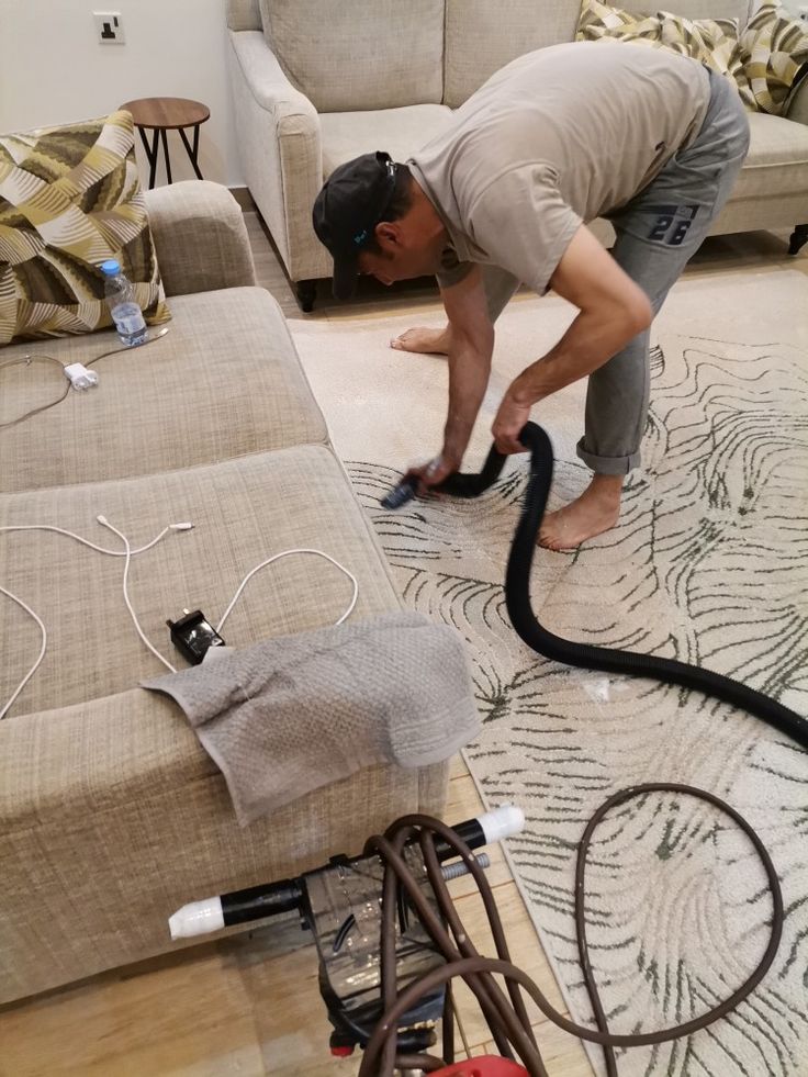 ما هي شركة غسيل السجاد؟ شركة غسيل السجاد هي شركة تقدم خدمات تنظيف وصيانة السجاد لضمان بقاءه نظيفًا وجديدًا. تشمل الخدمات إزالة البقع، ومعالجة الروائح، وتنظيف أعمق باستخدام تقنيات متخصصة للحفاظ على جودة السجاد.