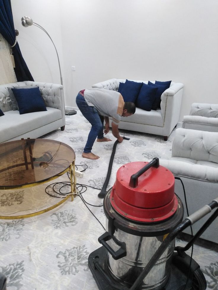 كيف يمكن غسل السجاد؟ غسل السجاد هو عملية تهدف إلى إزالة الأوساخ والبقع منه. يمكن استخدام المنظفات الخاصة بالسجاد أو مزيج من الماء والصابون. يفضل البدء بإزالة الأتربة السطحية باستخدام المكنسة الكهربائية، ثم يتم تنظيف السجاد باستخدام فرشاة ناعمة أو إسفنجة مع محلول التنظيف. يجب التأكد من شطف السجاد جيدًا بالماء بعد التنظيف وإزالة أي بقايا للمنظف، ثم يُترك السجاد ليجف تمامًا قبل استخدامه مرة أخرى.