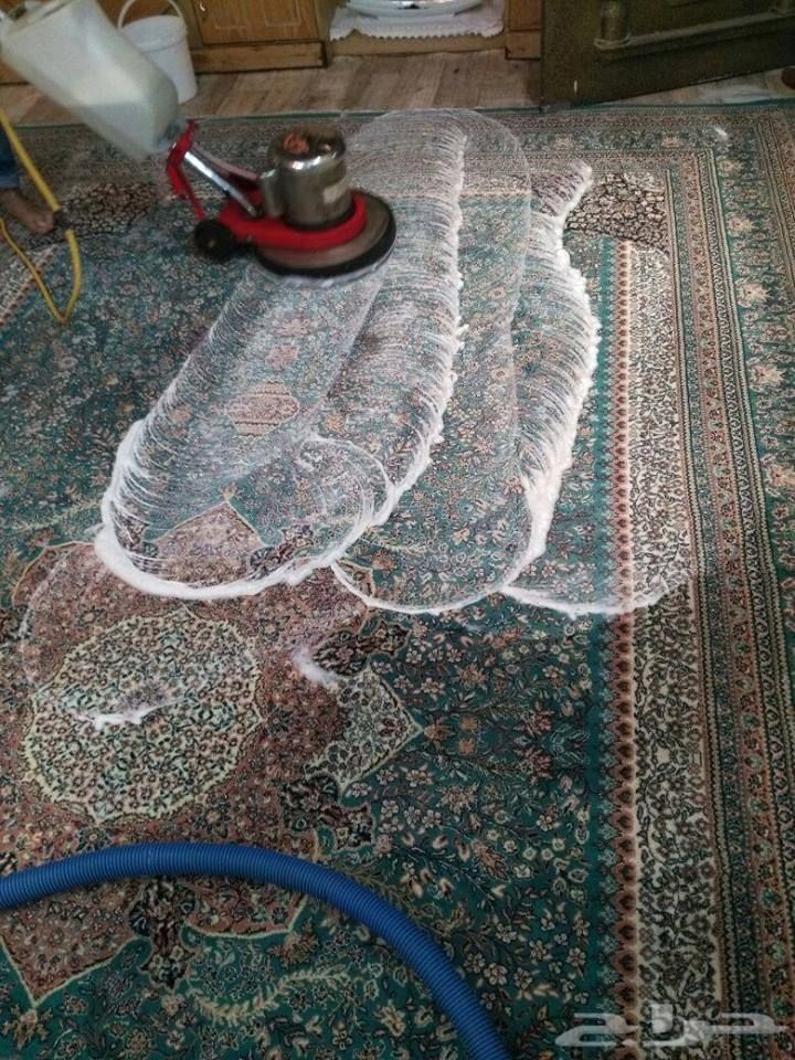 كيف يمكنني غسيل السجاد؟ يمكنك غسل السجاد باستخدام مكنسة كهربائية لإزالة الأتربة، ثم استخدام منتجات تنظيف خاصة بالسجاد أو خليط من الماء الدافئ والصابون. بعد ذلك، يمكنك استخدام فرشاة ناعمة لتدليك المنطقة المتسخة، ثم شطفها جيدًا بالماء. تأكد من ترك السجاد يجف تمامًا قبل استخدامه مرة أخرى.